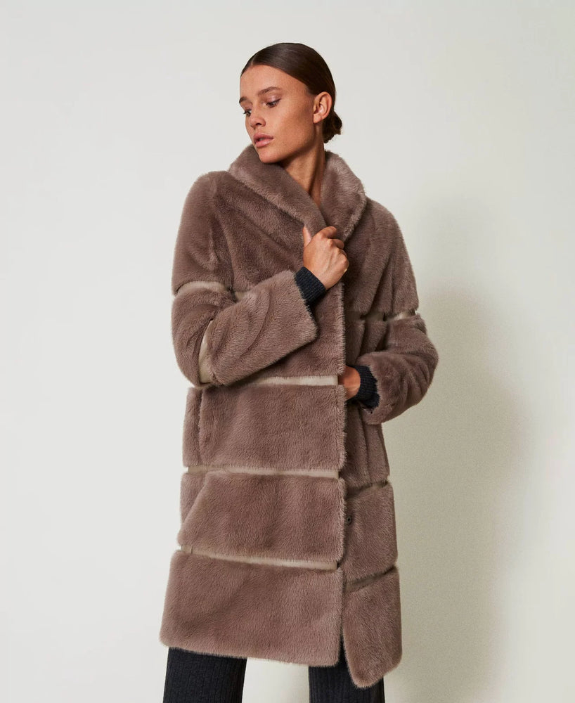 Mantel aus Pelzimitat mit Intarsien