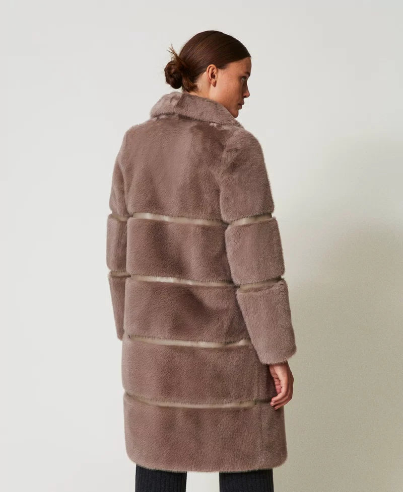 Mantel aus Pelzimitat mit Intarsien