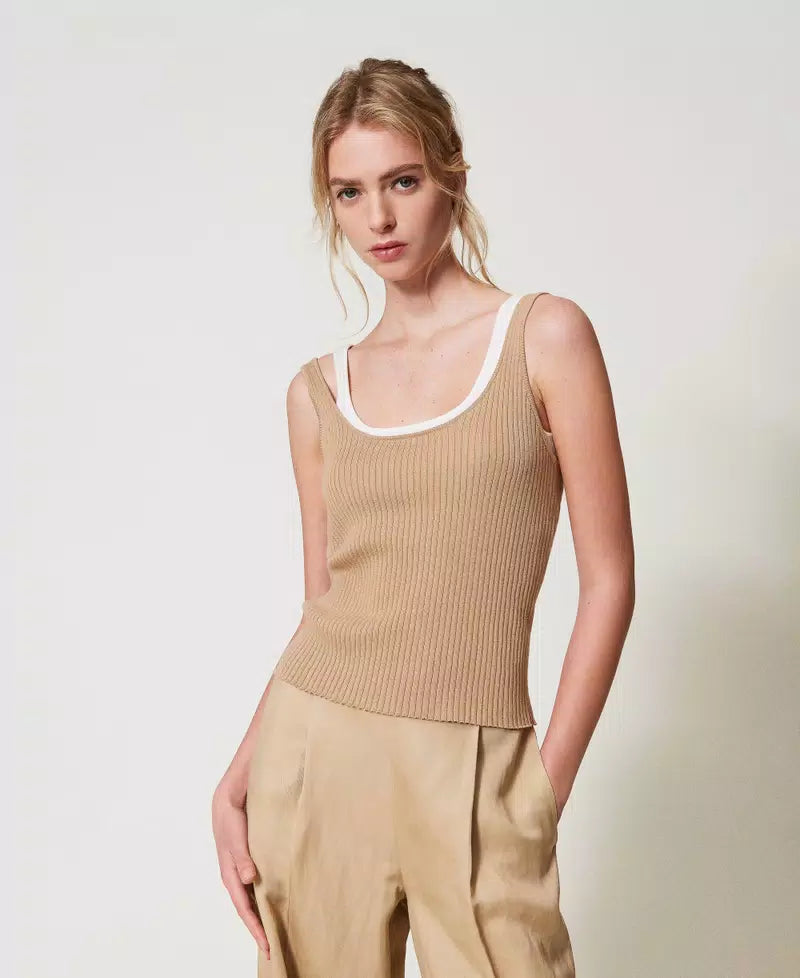 Figurbetontes Stricktop mit Trompe-l 'Œil-Effekt