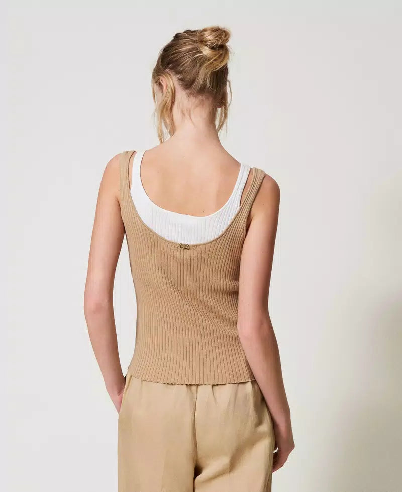 Figurbetontes Stricktop mit Trompe-l 'Œil-Effekt