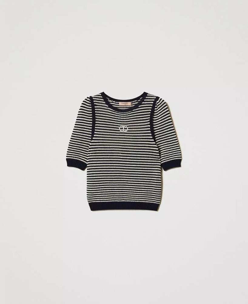Gestreifter Pullover mit aufgesticktem Oval T
