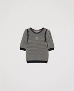 Gestreifter Pullover mit aufgesticktem Oval T