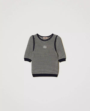 Gestreifter Pullover mit aufgesticktem Oval T