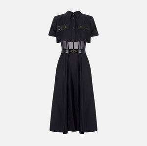 Kleid aus Segeltuch-Gewebe und Tüll