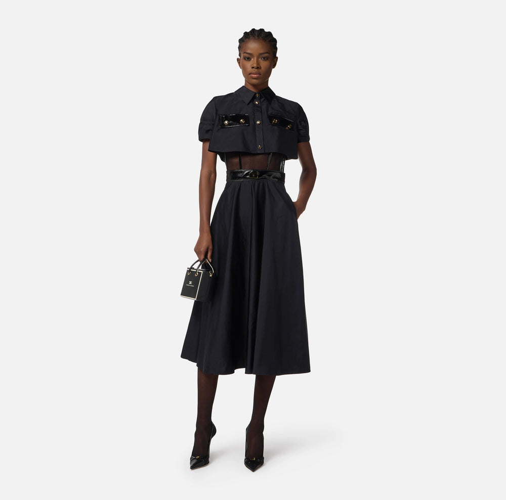 Kleid aus Segeltuch-Gewebe und Tüll