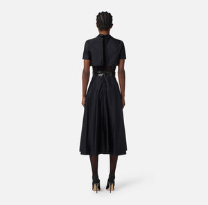Kleid aus Segeltuch-Gewebe und Tüll