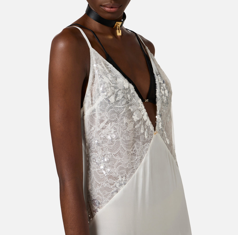 Red Carpet-Kleid aus Seiden-Georgette mit Spitzenstickerei