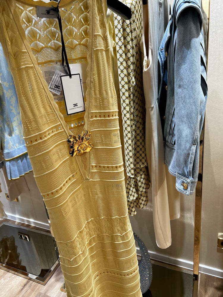 Kleid aus Viskose im Loch-Design mit Schmuckblume