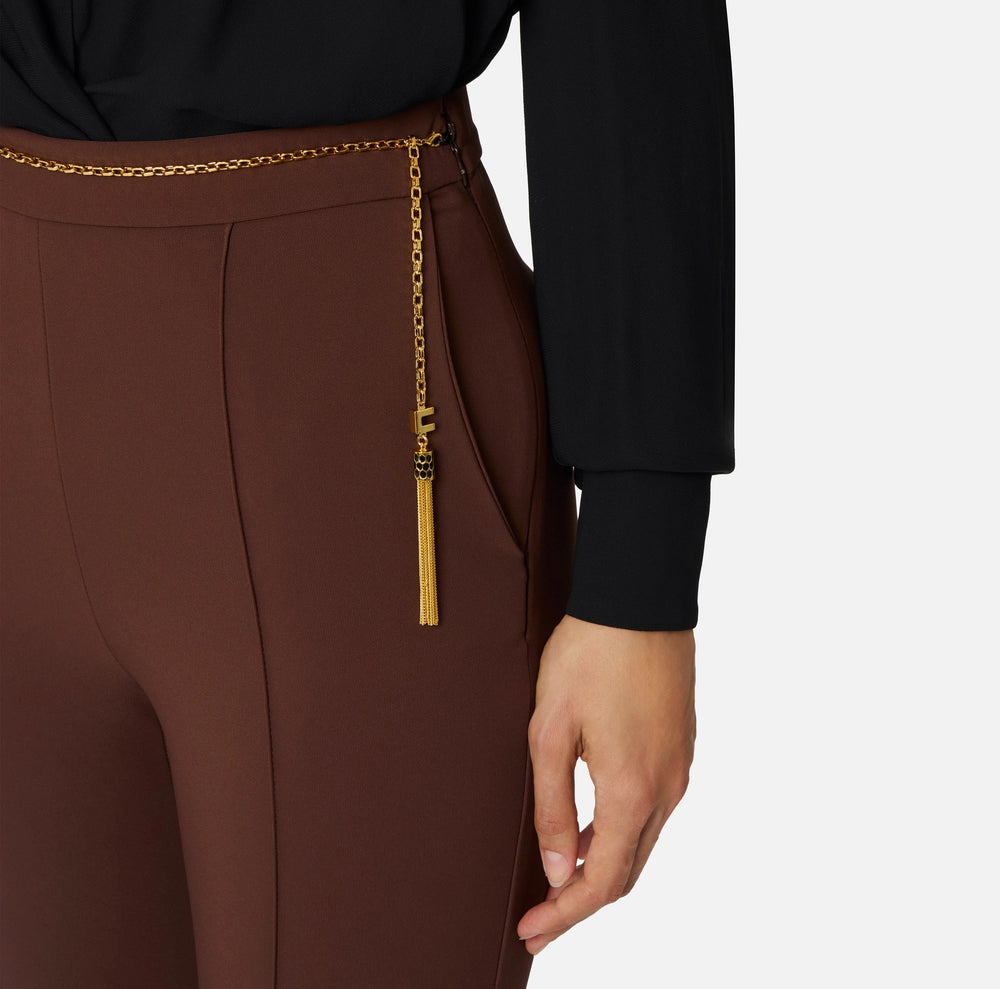 Pantaloni in crêpe leggero con catena gioiello